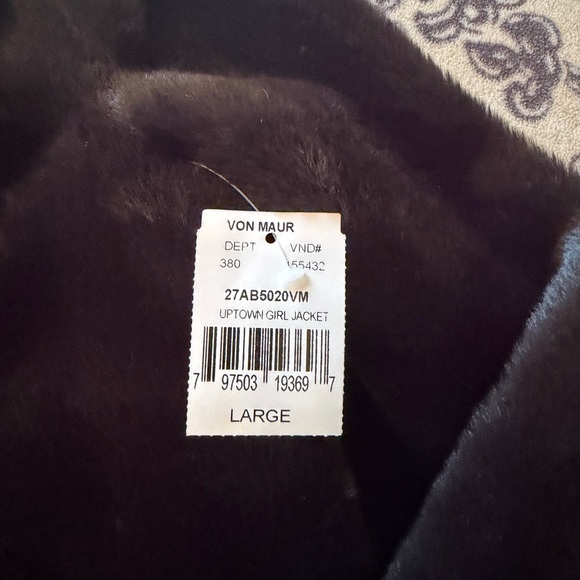 Elegant Black Faux Fur Jacket - Picture 3 of 6